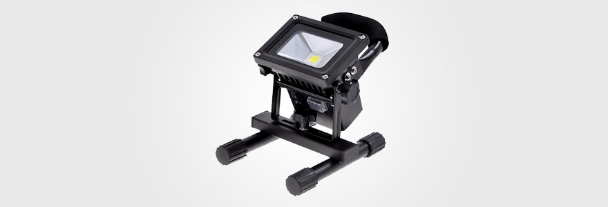 projecteur LED extérieur portable et rechargeable noir pour chantier