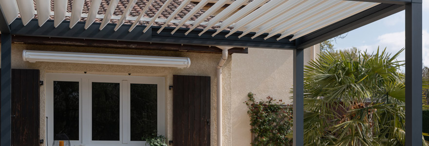 Pergola autoportée avec salon d'été et mobilier de jardin